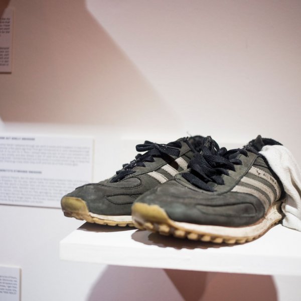 Abgenutzte stinkende Sneakers sex work sexarbeit objects of desire schwules museum berlin activism