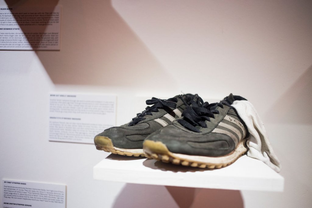 Abgenutzte stinkende Sneakers sex work sexarbeit objects of desire schwules museum berlin activism